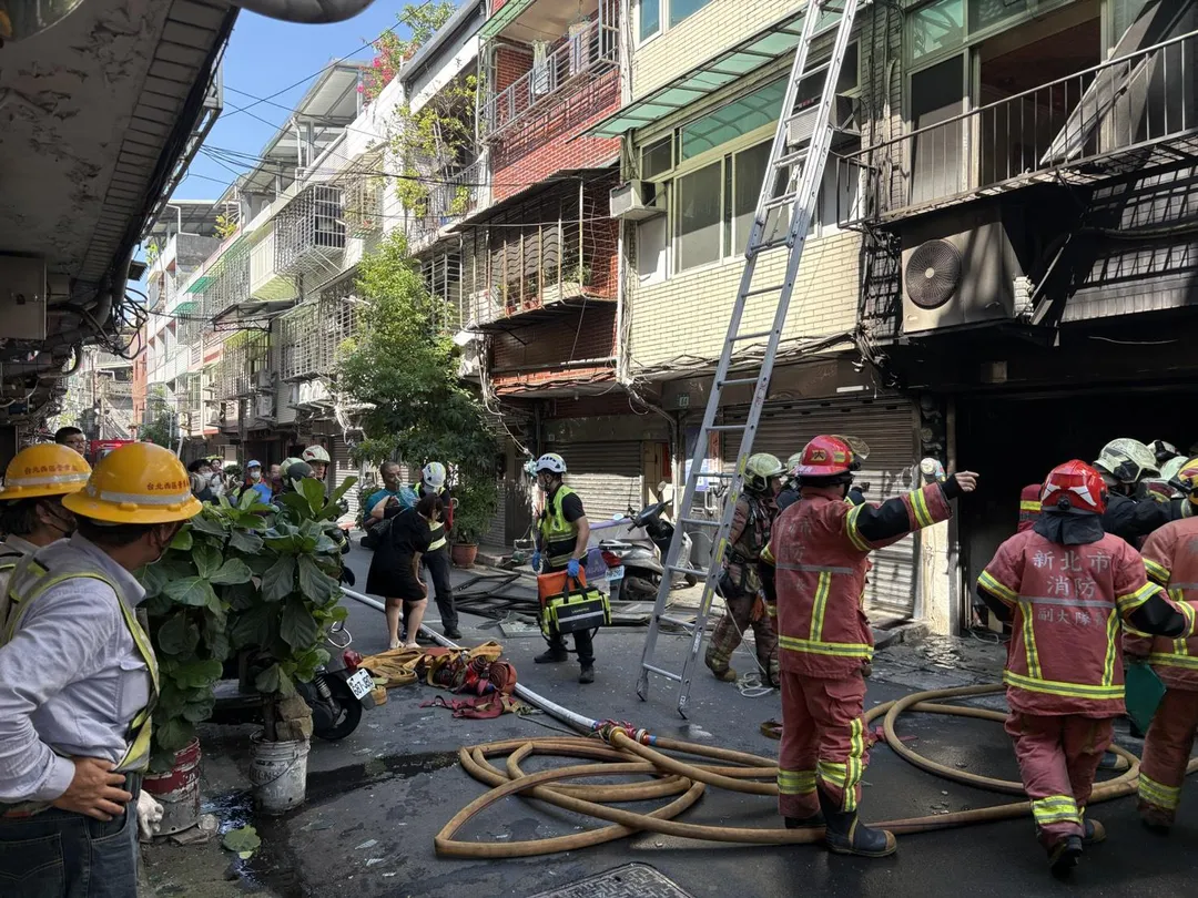 警消灌救畫面。(圖/新北消防局提供)