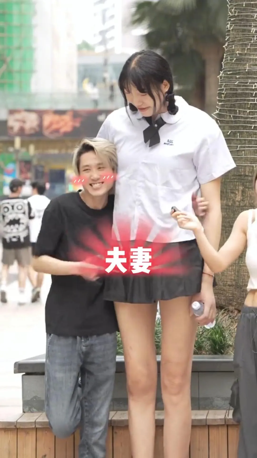 巨人女網紅小玥,因與男友梓浩有著巨大身高差。(圖/翻攝微博)