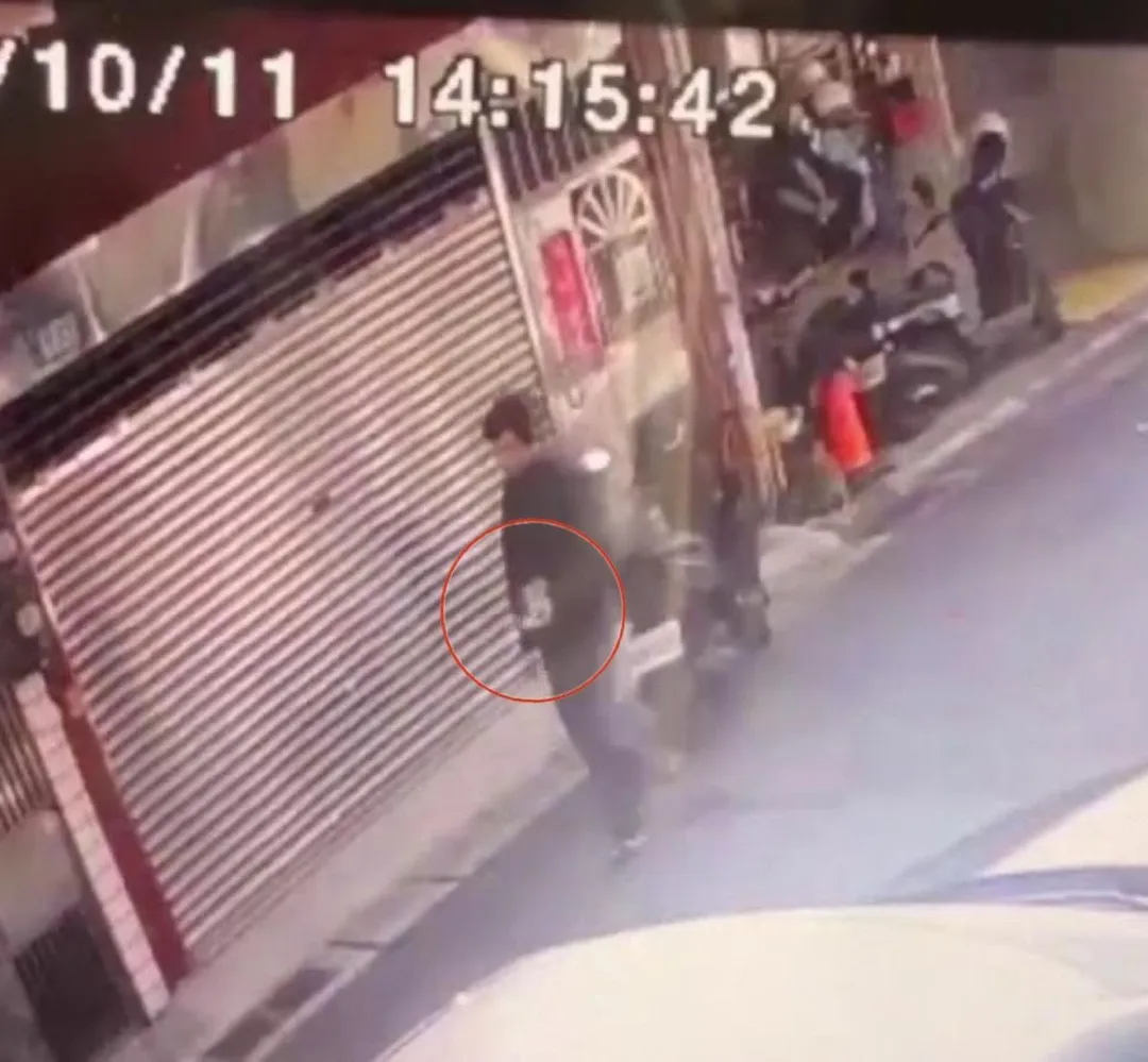 監視器拍下李姓外甥身穿羽絨外套,手持衛生紙擦拭手上的血。(圖/民眾提供)