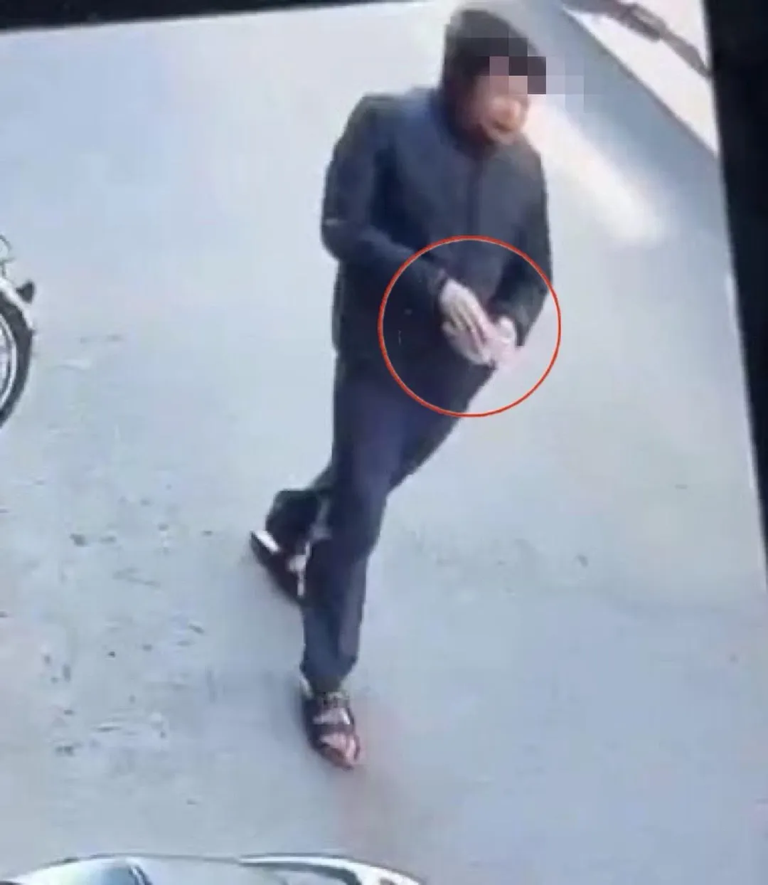 監視器拍下李姓外甥身穿羽絨外套,手持衛生紙擦拭手上的血。(圖/民眾提供)