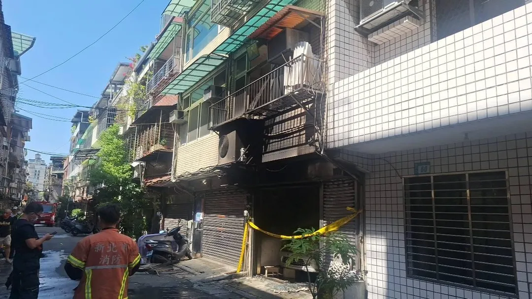 警消灌救畫面。(圖/警方提供)