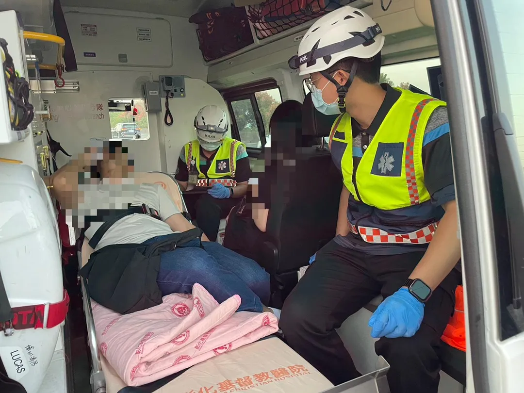 警消人員協助傷者送醫。（圖／警方提供）