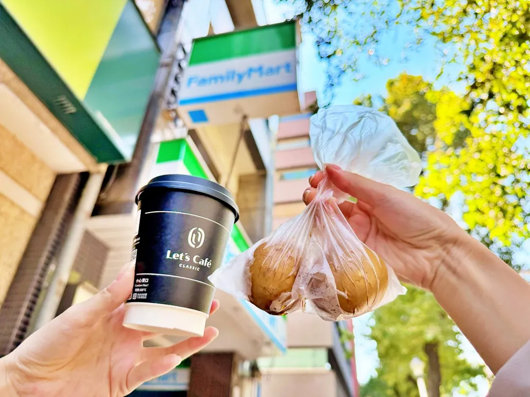 2顆茶葉蛋搭配小杯熱美式只要39元、搭配小杯熱拿鐵49元。(圖/全家提供)