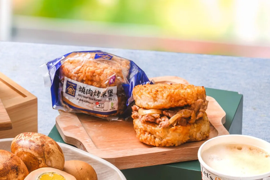 新品「燒肉烤米堡」。(圖/全家提供)