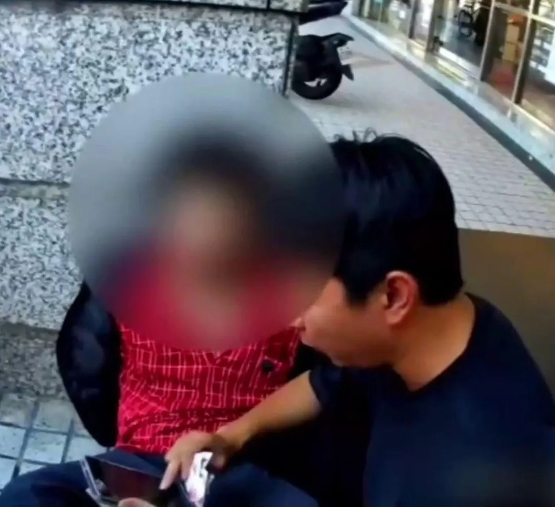 李男落網當下被警方核對身分的畫面。（圖／警方提供）