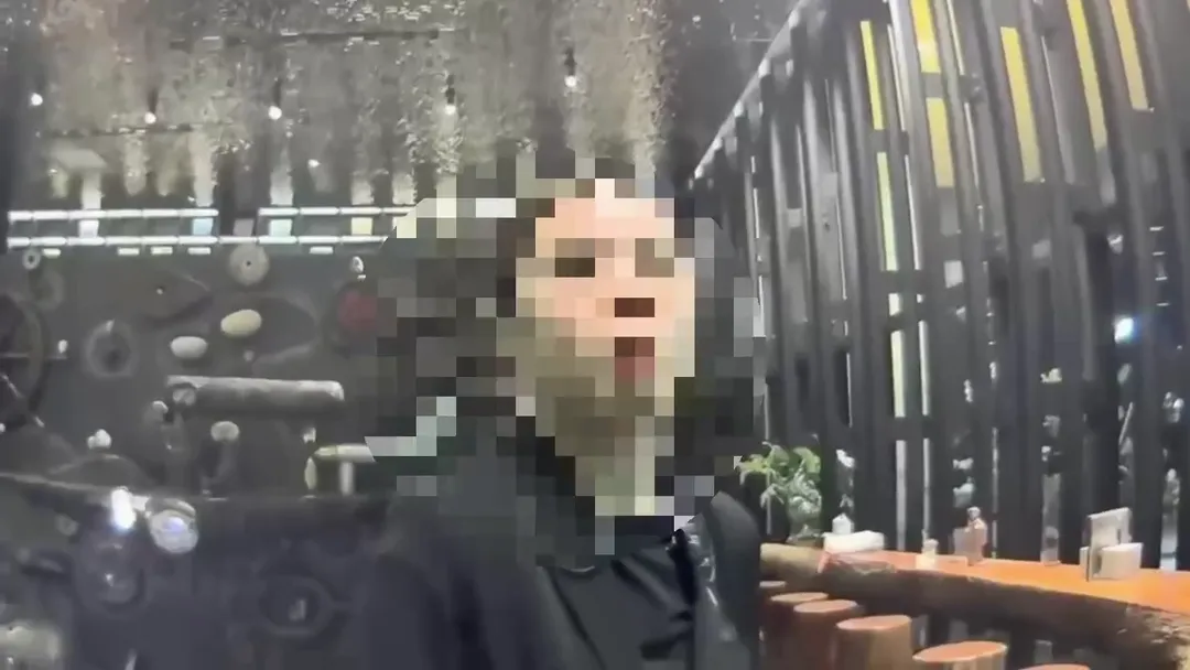5星級酒店櫃台人員表示酒吧有開幕活動。(圖/警方提供)
