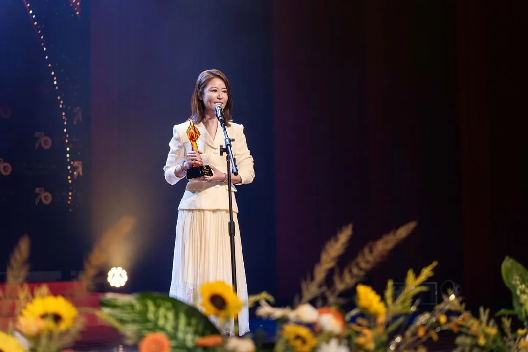 藝人林心如出席世新大學第七屆傑出校友頒獎典禮受獎，分享從演員走向製作後，重新回到校園學習的深刻體會