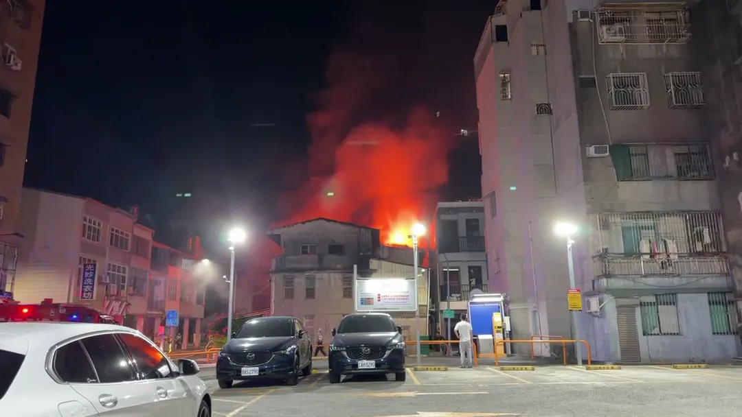 現場火光沖天,鄰居嚇得不敢睡覺,出來查看。(圖/中天新聞)