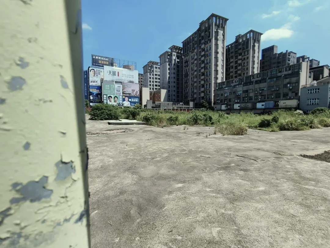 竹北東區市場四年進度為零、至今仍是空地一片。(圖/徐欣瑩競辦提供)