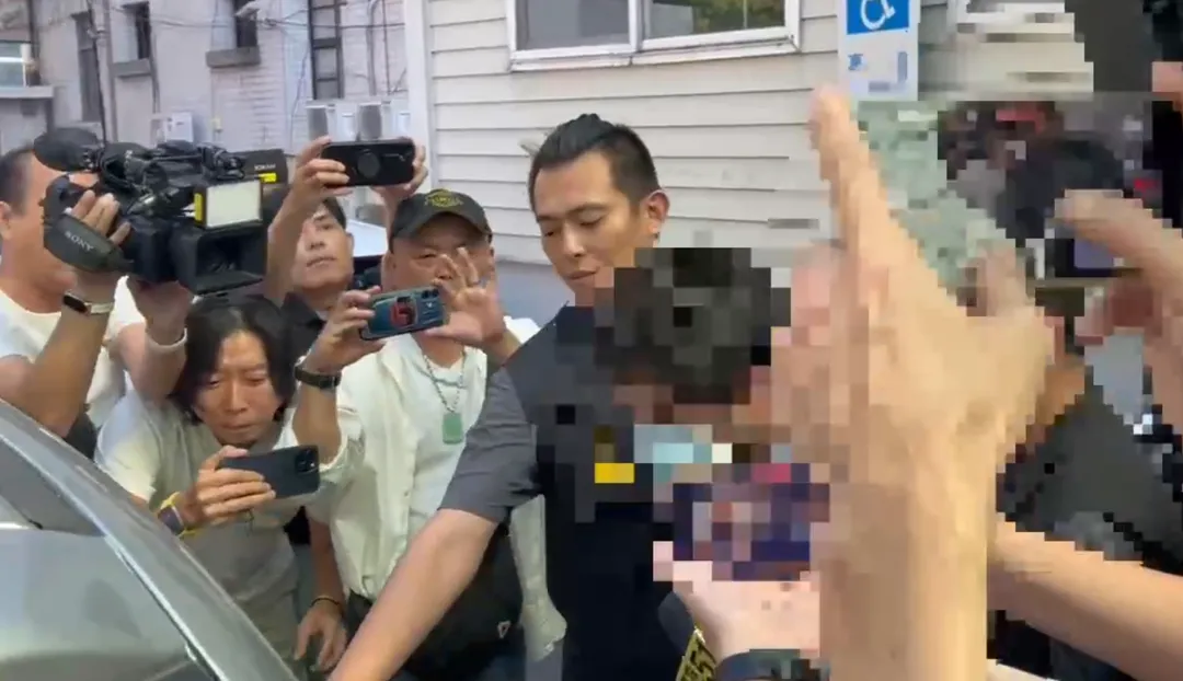 33歲李男涉嫌持刀砍殺收留他的59歲林姓阿姨，稍早李男被移送新北檢，面對現場媒體提問全程冷靜不發一語。（圖／中天新聞）