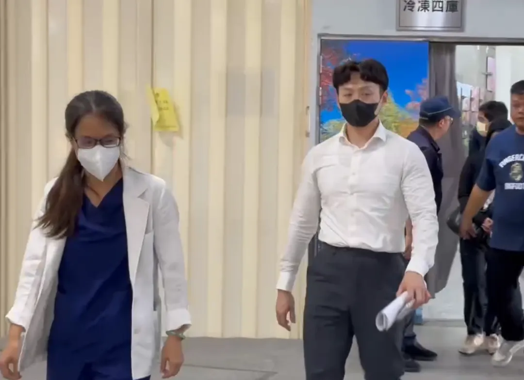 台中潭子區1名63歲周姓婦人近日不明原因倒臥家中寢室身亡，遺體有嚴重撕裂傷，檢警13日進行相驗。（圖／中天新聞）