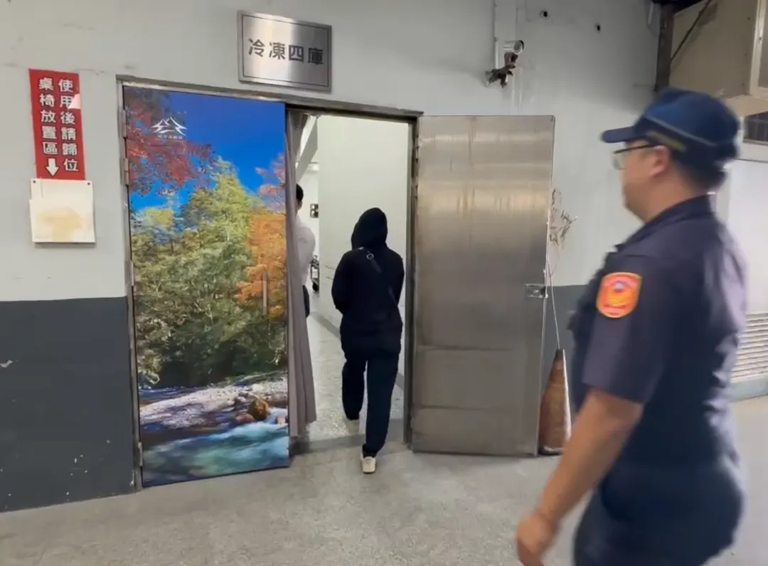 檢警不排除周婦的37歲林姓兒子涉有重嫌，檢察官在相驗周婦遺體後將林男拘提到案。（圖／中天新聞）