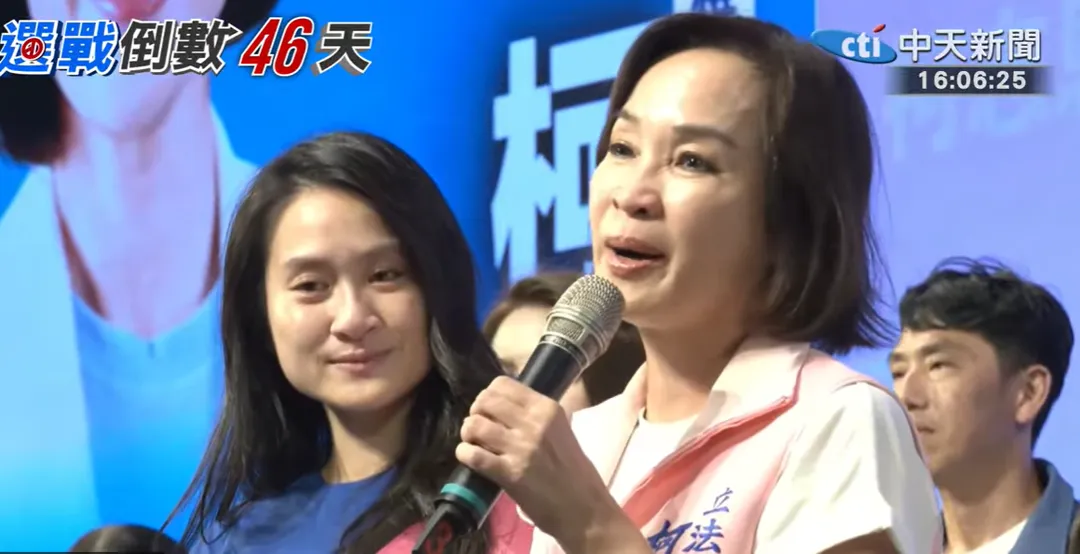 柯志恩女兒驚喜現身，並與柯志恩同台。（圖／中天新聞）