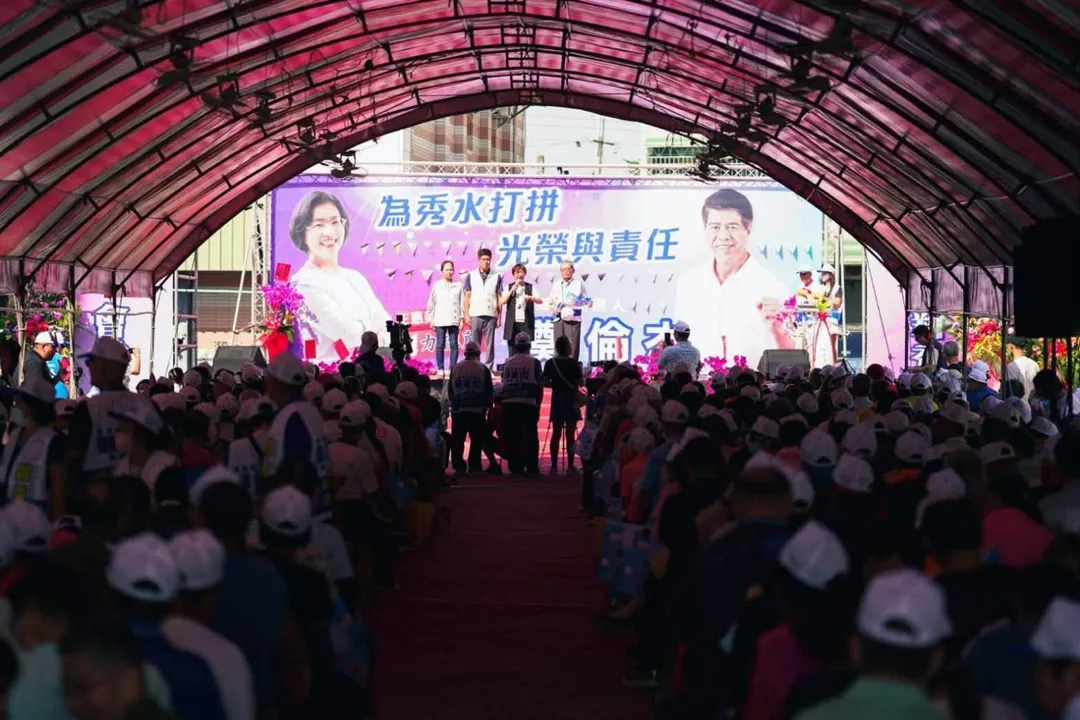 鄭倫杰競選總部成立大會舞台背板上，放有他與王惠美的同框照。（圖／翻攝鄭倫杰臉書）