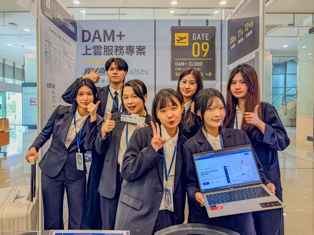 世新資傳系畢製專題產學組「ZAN 跨域整合團隊」，展現資安監控轉向雲端應用的成果。（圖／世新大學提供）