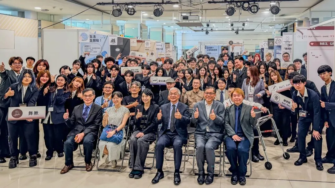 世新大學資訊傳播學系112級畢業成果展《Speci⁺_人擇空間》，師長、校友、產業代表與學生共同見證展覽啟動。（圖／世新大學提供）