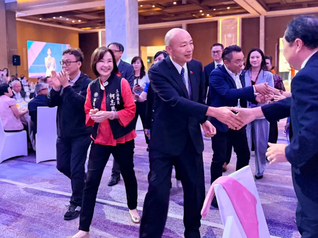 圖為韓國瑜9月22日赴高雄參加「世界台灣商會聯合總會年會立法院晚宴」，並與柯志恩同框。（圖／翻攝柯志恩臉書）