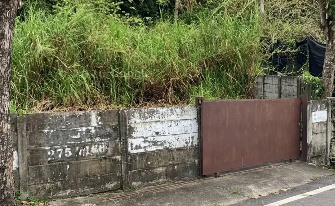 嘉義縣警察局中埔分局表示，11日16時許獲報發生創傷救護，抵達後回報現場有1名年約57歲男性遭電動門夾傷，已無呼吸心跳，現場給予相關處置後送往聖馬醫院救治。（圖／警方提供）