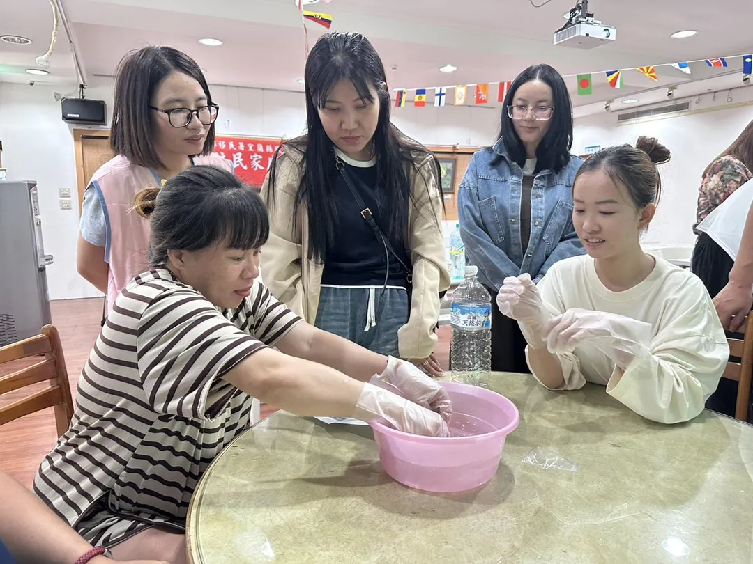 新住民體驗手洗愛玉子活動。（圖／移民署提供）
