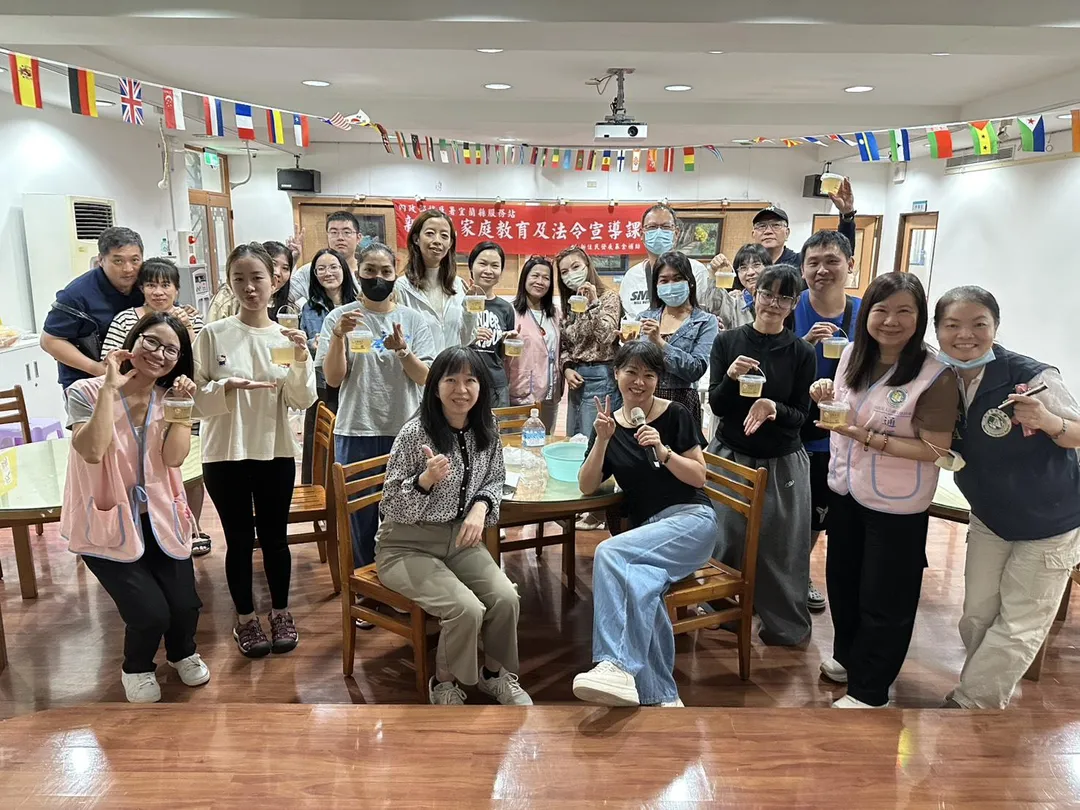 新住民完成手作愛玉成品開心合影。（圖／移民署提供）