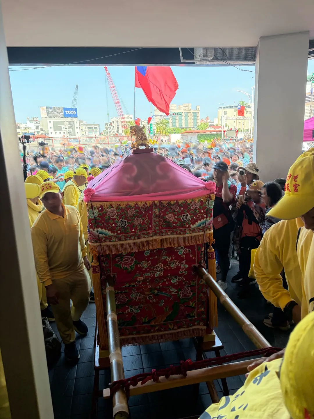 前去嘉義跟著白沙屯媽祖進香的家長表示，當時自己在心中許願替受傷學生祈福，白沙屯媽祖的神轎就朝她的方向過來了。（圖／Threads@angelinavalentine5161授權提供）