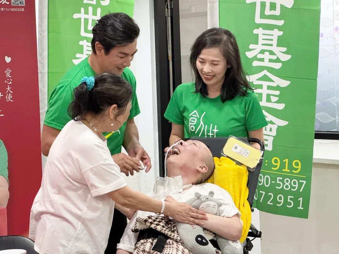 親身經歷父母生病與離世,伊正近年更加重視全家人的保險規劃。(圖/翻攝自創世基金會臉書)