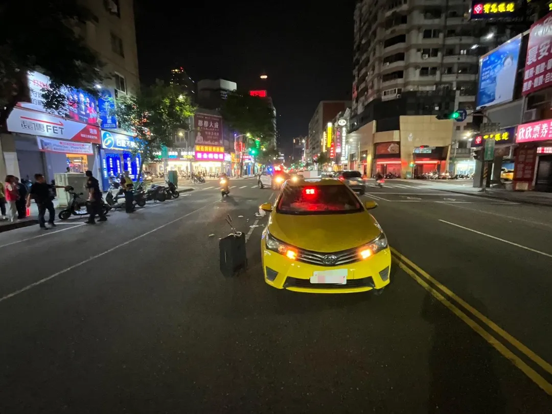 高雄前鎮林森三路與三多三路口晚間發生重大死亡車禍。（圖／中天新聞）