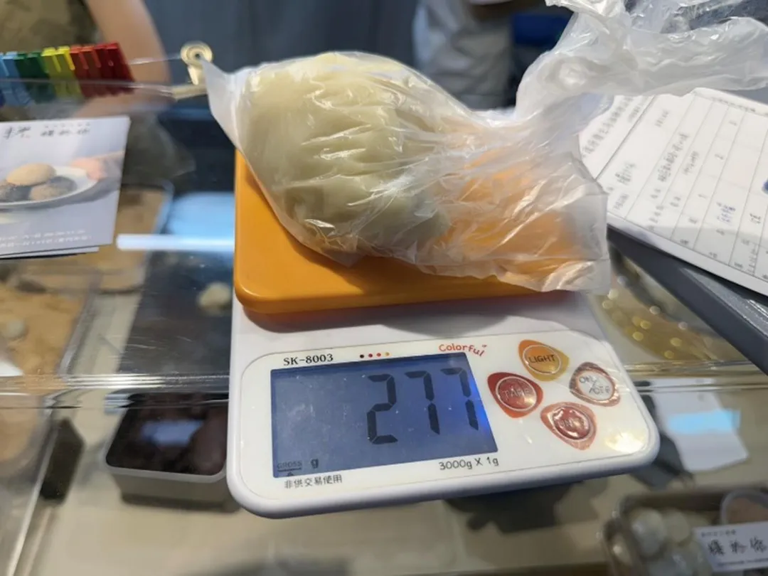 麻糬檢出去水醋酸含量達0.29克/公斤，違反《食品安全衛生管理法》規定，可處3萬元以上、300萬元以下罰鍰。(圖/北市衛生局)