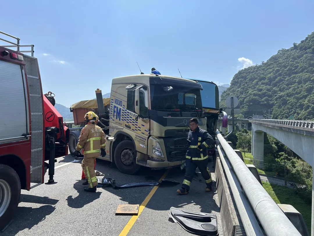車禍現場救援畫面。（圖／中天新聞）