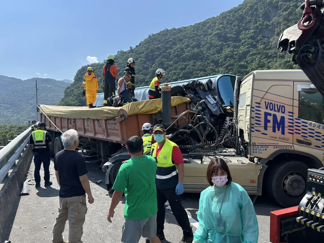 車禍現場救援畫面。（圖／中天新聞）