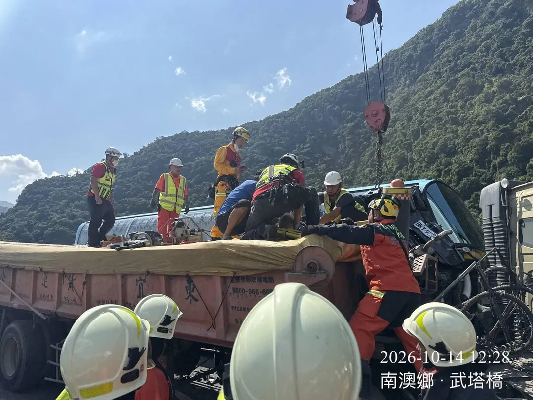 車禍現場救援畫面。（圖／中天新聞）