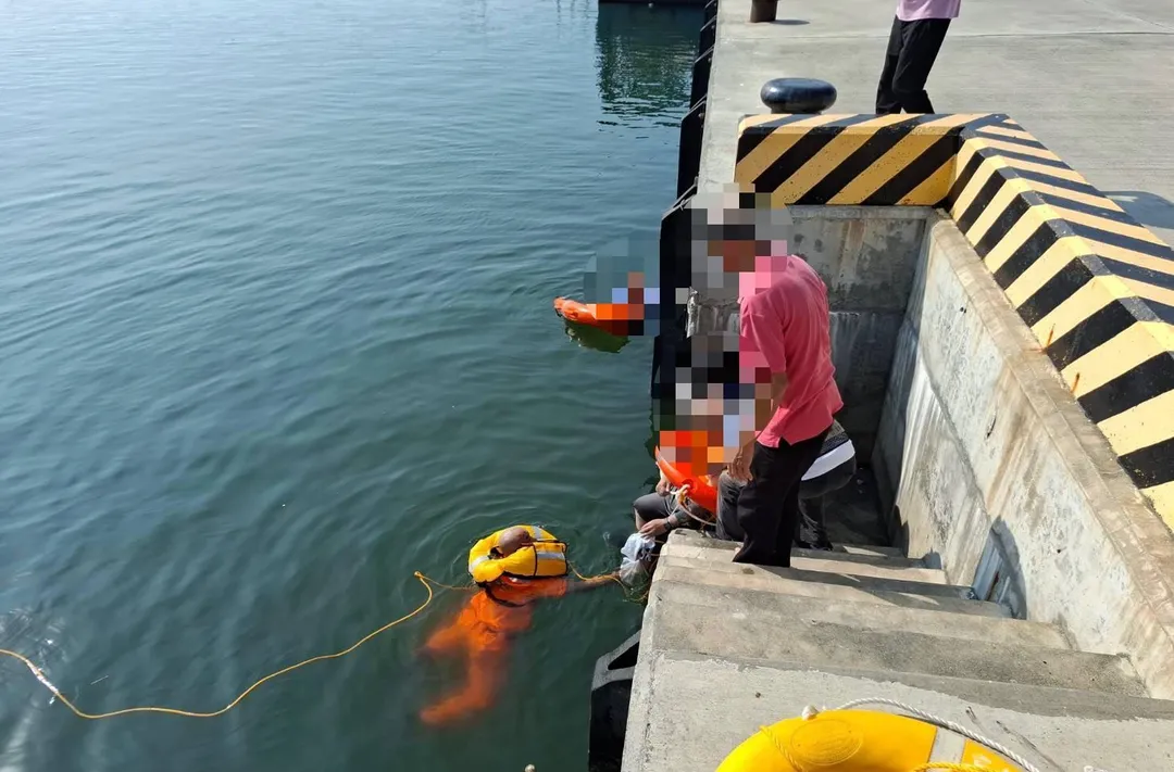 昨(13)日上午9時許高雄林園中芸漁港傳出落海意外,49歲洪男失足落海,父親跳海救子雙雙受困。(圖/海巡署提供)