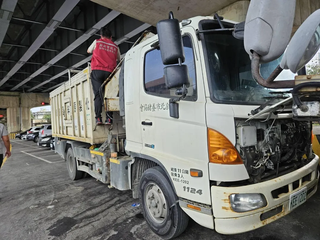 攔查化製車載運是否有上蓋密閉。（圖／新北市政府）