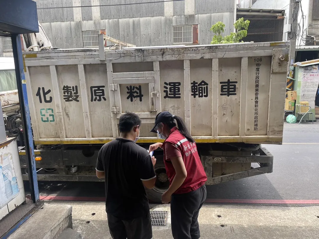 電子化製三聯單查核。（圖／新北市政府）