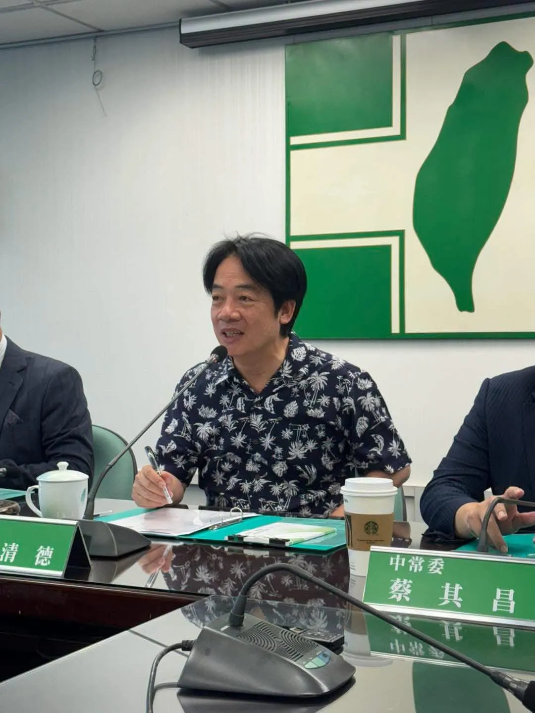 總統賴清德9月30日主持民進黨中常會時穿著花襯衫現身。（圖／翻攝自賴清德Threads）