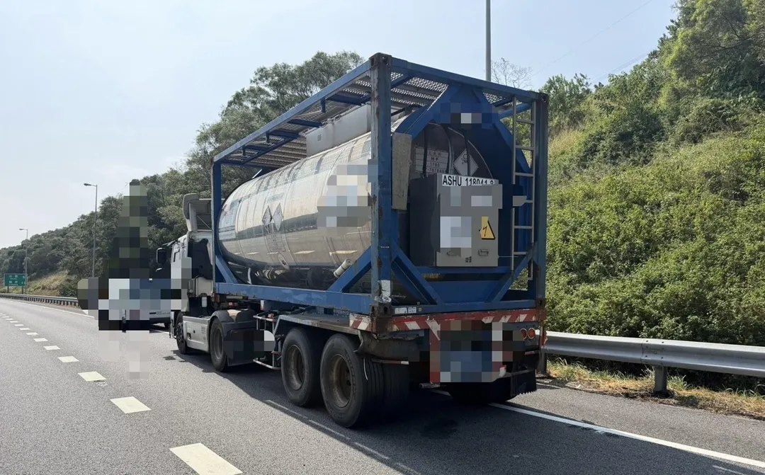 化學槽車裝載「化骨水」氫氟酸遭擦撞滲漏。（圖／翻攝畫面）