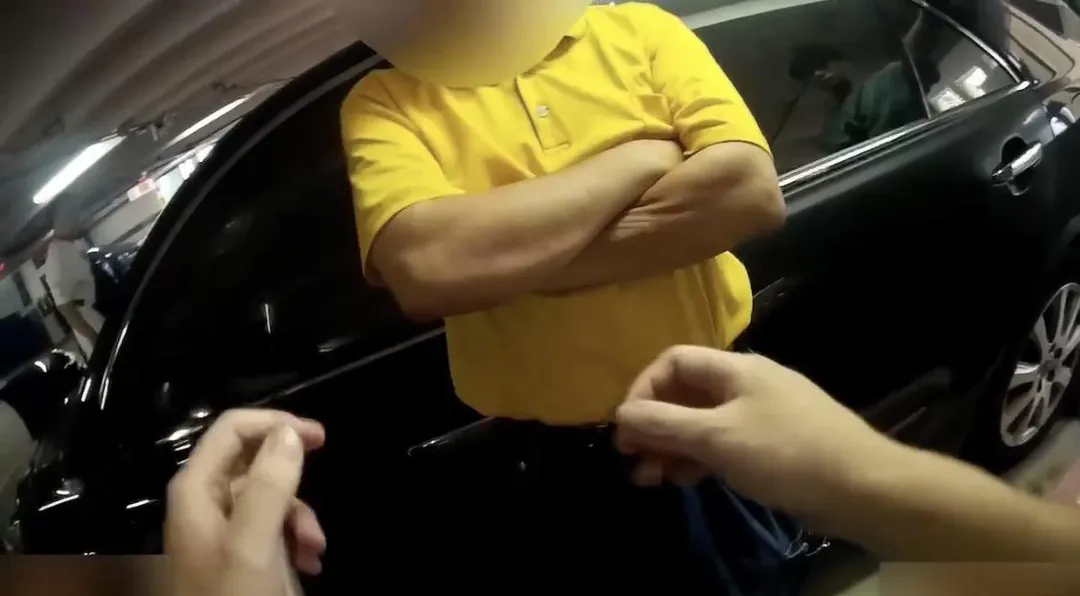 警方埋伏逮捕詐騙集團車手。（圖／翻攝畫面）
