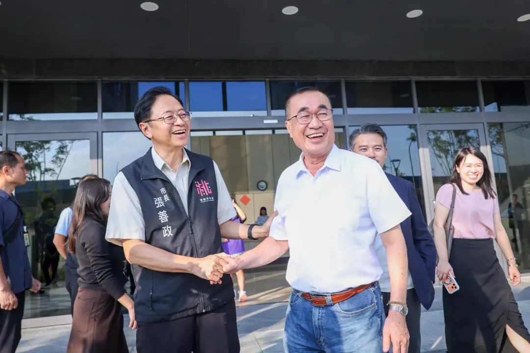 張善政14日陪同李四川看桃園可負擔住宅。(圖/翻攝李四川臉書)