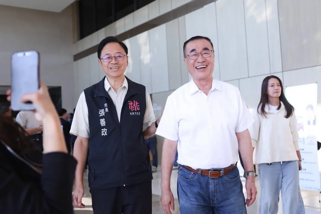張善政14日陪同李四川看桃園可負擔住宅。(圖/翻攝李四川臉書)