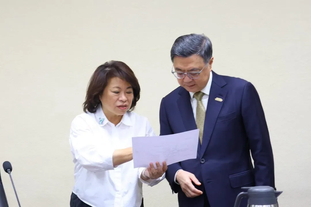 嘉義市長黃敏惠14日北上行政院拜會閣揆卓榮泰爭取嘉義輕軌建設。(圖/黃敏惠臉書)