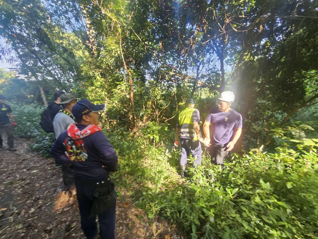 警消人員在公園附近的邊坡下方發現失蹤的辛男。(圖/警方提供)