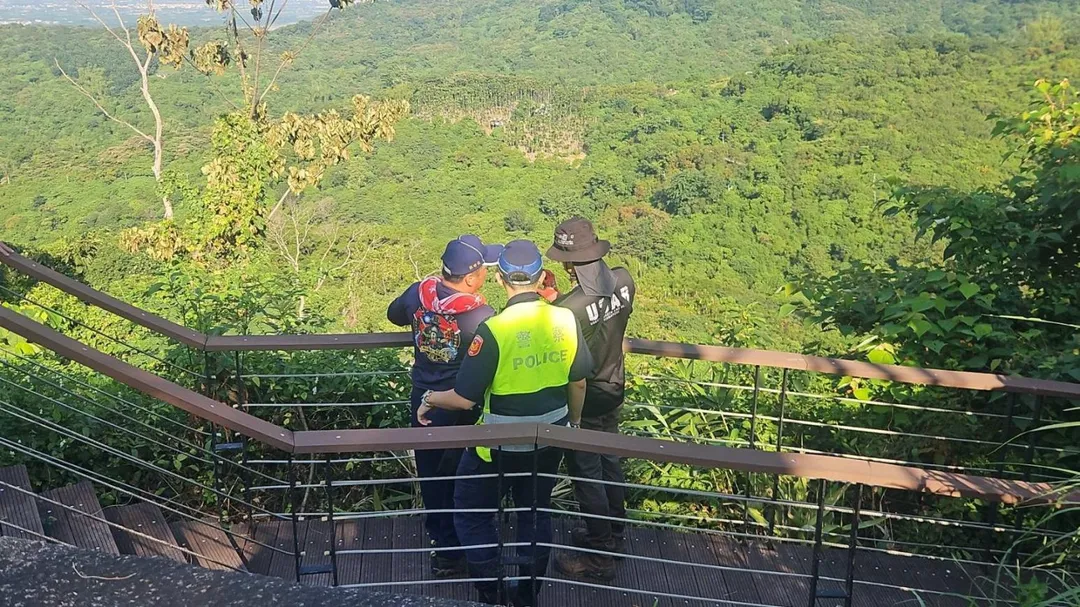 警消人員循線追查辛男蹤跡。(圖/警方提供)