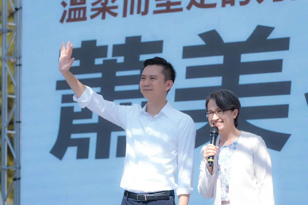 副總統蕭美琴為民進黨新竹縣長參選人鄭朝方助講,稱讚他有「外狗內貓」的特質。(圖/鄭朝方臉書)