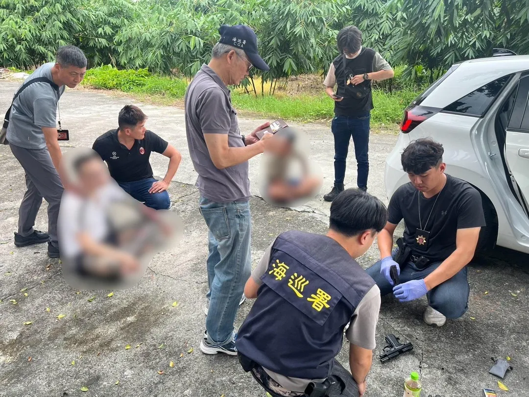 陳男、賴男在土地公廟前交易槍彈，遭專案小組迅速上前包圍壓制，當場人贓俱獲。（圖／嘉義查緝隊提供）