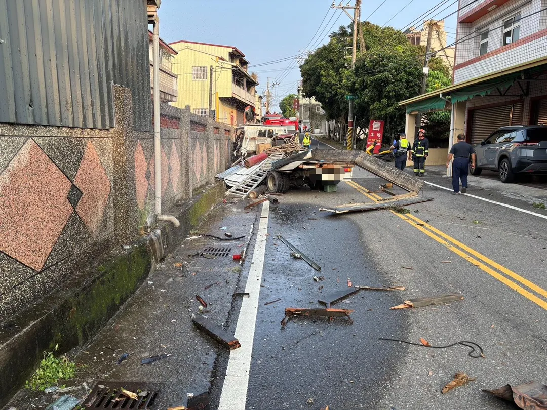 駕駛不明原因自撞水泥橋墩及民宅圍牆,傷重不治。(圖/民眾提供)