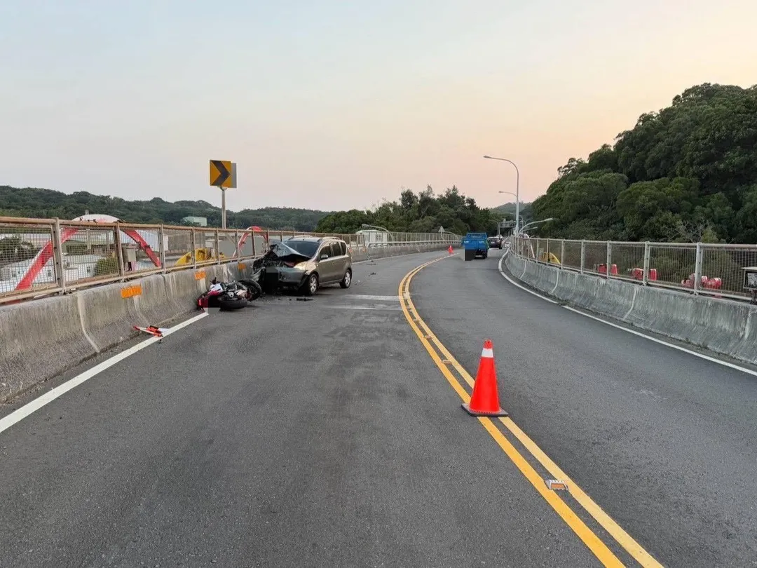 猛烈撞擊造成紅牌大型重機車殼碎裂散落路面。（圖／警方提供）
