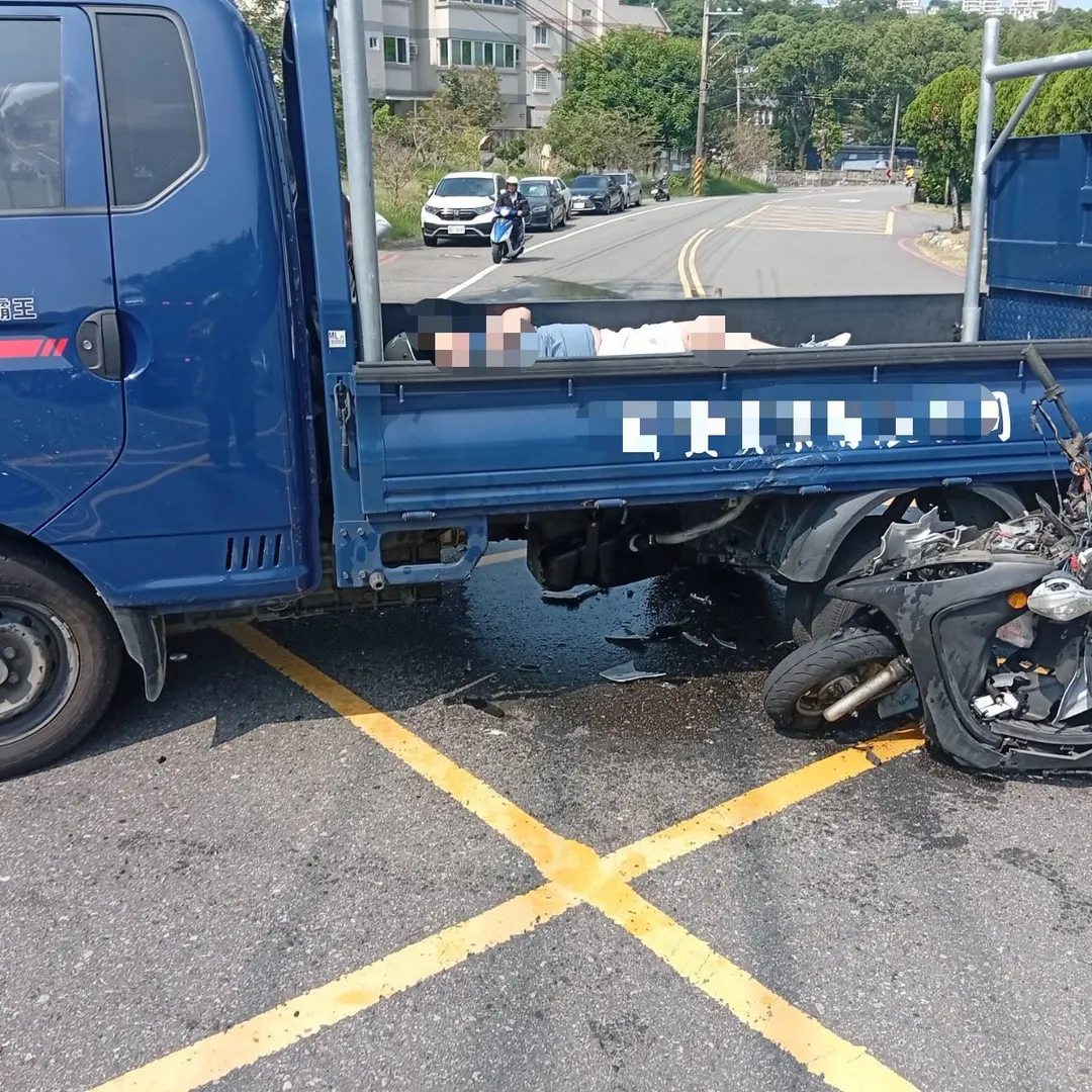 男大生騎機車下坡時與小貨車發生撞擊，疑因撞擊力道相當大，讓他整個人騰空飛進小貨車後方車斗。（圖／警方提供）