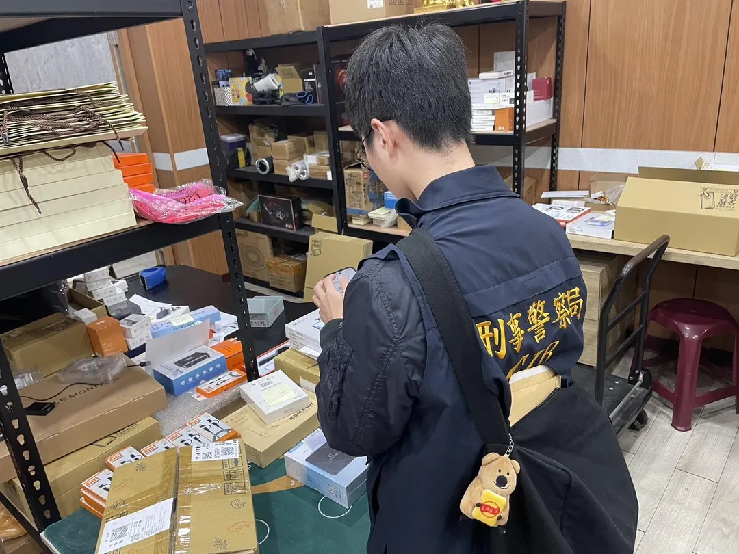 刑事局扣押教學影片、機上盒、電腦主機及帳冊等涉案證物。(圖/警方提供)
