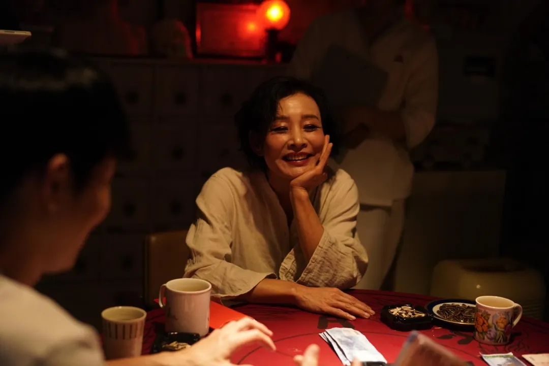 陳冲飾演的昔日秀場天后「金鳳娜」淪落療養院。（圖／大昇影業&nbsp;提供）