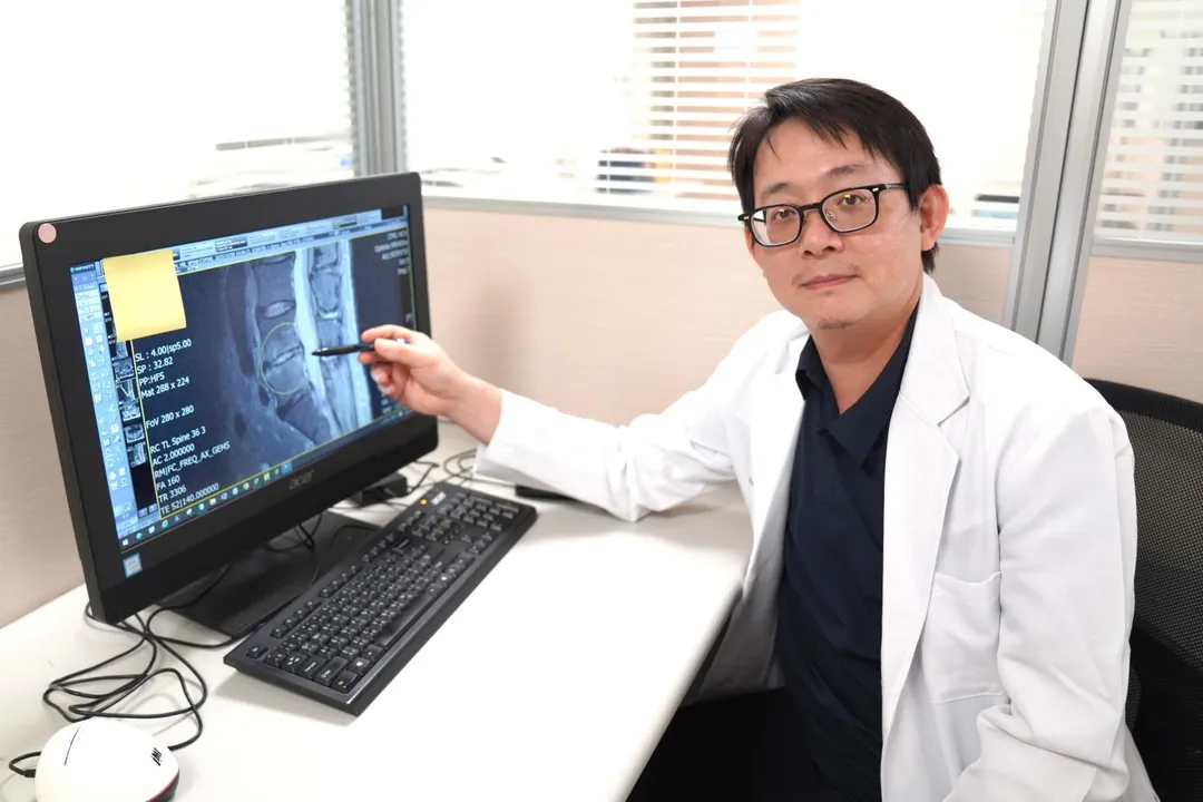 巫智穎喔師指出,糖尿病患者、免疫力較差者、長期使用類固醇者,以及心內膜炎、心臟瓣膜疾病、泌尿道感染患者,都屬於腰椎感染的高風險族群。(圖/中醫大新竹附醫)